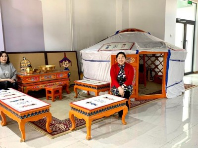 Амар байна уу 2023" үзэсгэлэн худалдааны танхимд Үндэсний музейн хамт олон хүүхдүүдэд монгол тоглоом зааж, тоглуулж байна