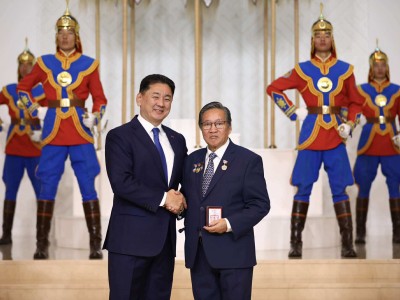 Бөөр, элэг шилжүүлэн суулгах аргыг нэвтрүүлж, нутагшуулсан Д.Нямсүрэн, О.Сэргэлэн нарт Ардын эмч цол хүртээлээ