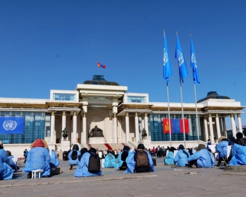 Эрүүл мэндийн салбарын ажилтнууд ажил хаяна