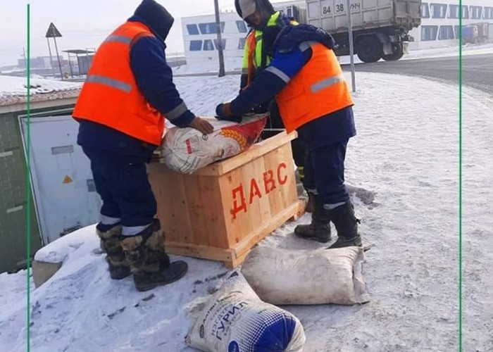 Хан-Уул дүүргийн халтиргаа ихтэй зам талбайд давстай авдрууд тавьжээ