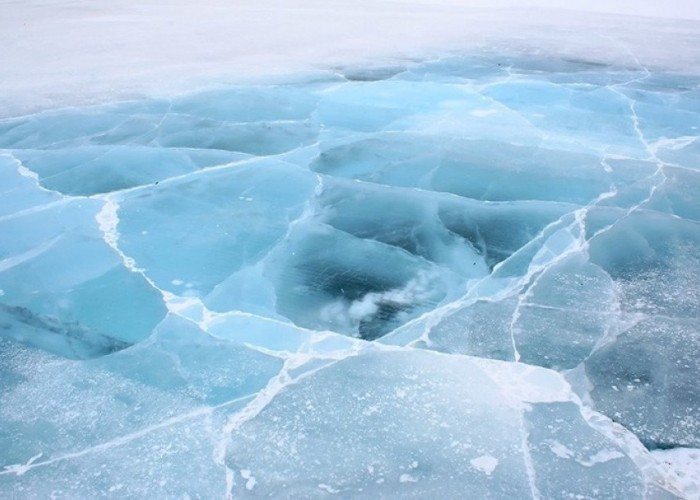 Гол, нуурын мөс нимгэн байгааг анхааруулж байна