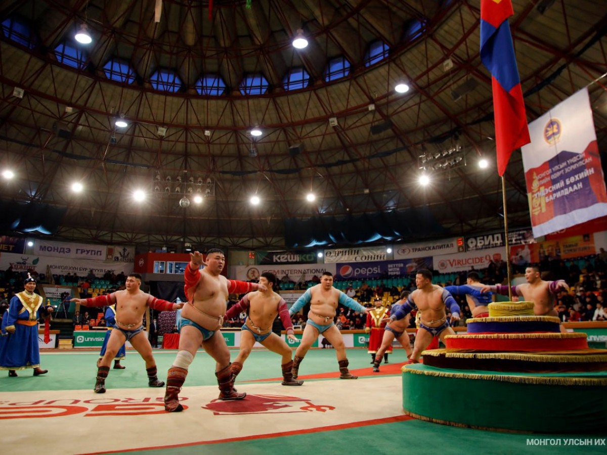 Сар шинийн барилдаанд зодоглох бөхчүүд