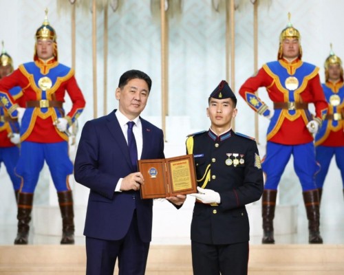 Шилдэг сонсогч, сурагчид шагнал гардууллаа