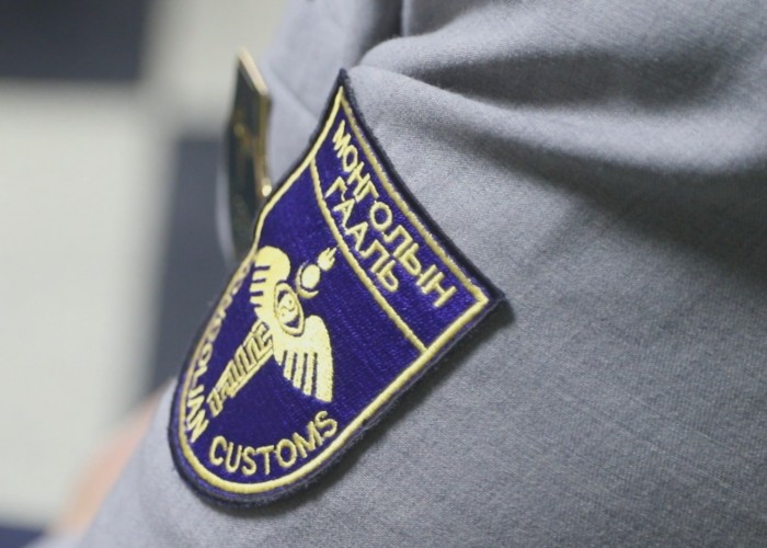 АТГ-аас шалгах ажиллагаа явуулж гаалийн хоёр байцаагчийг цагдан хорьжээ